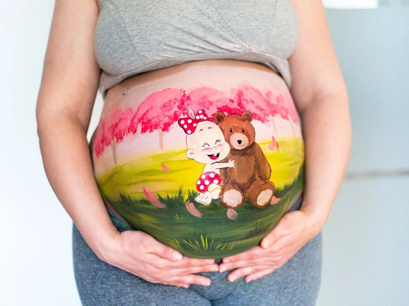 Bemalung auf Schwangerschaftsbauch mit Windel Winni