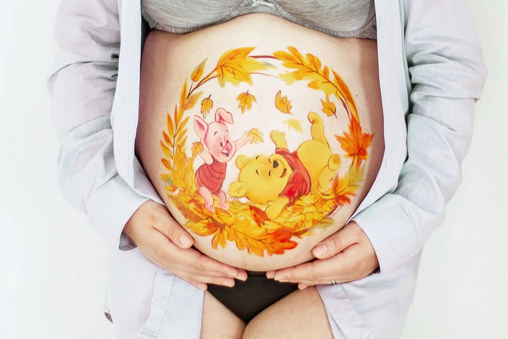 Bemalung auf Schwangerschaftsbauch mit Winnie Pooh und Ferkel
