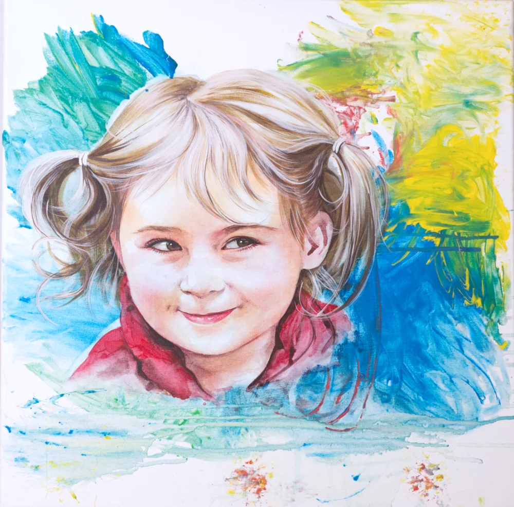 Klecksportrait eines Mädchens mit buntem Hintergrund in Blau, Gelb und Rot, handgemaltes Acrylportrait auf Leinwand von cy-DESIGN in Greifswald