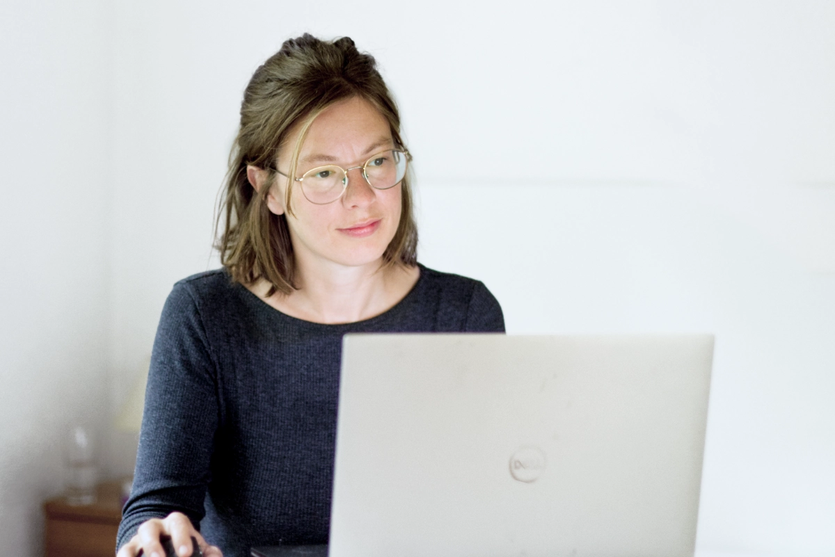 Conny Halliger – Webdesignerin von cy-DESIGN in Greifswald am Laptop